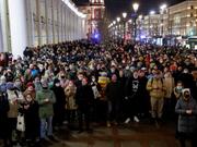 サンクトペテルブルクで行われた反戦抗議デモに参加する人々。