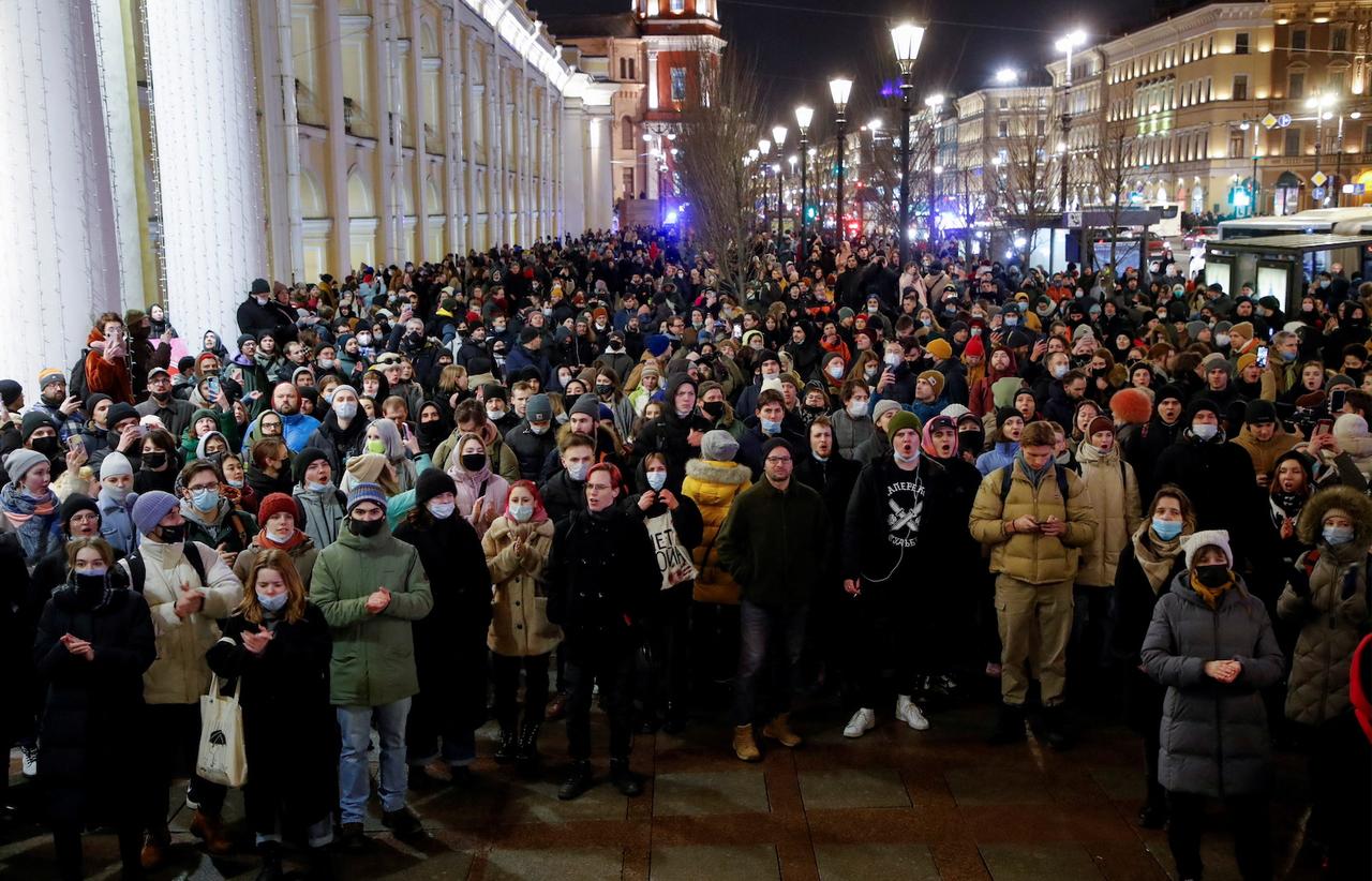 サンクトペテルブルクで行われた反戦抗議デモに参加する人々。