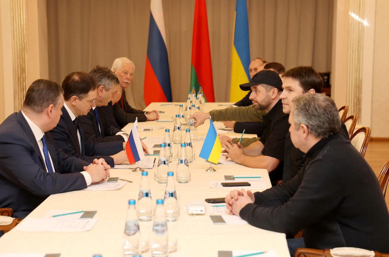 ベラルーシのホメリ州で会談するロシアとウクライナの代表団