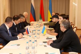 ベラルーシのゴメリ州で会談するロシアとウクライナの代表団