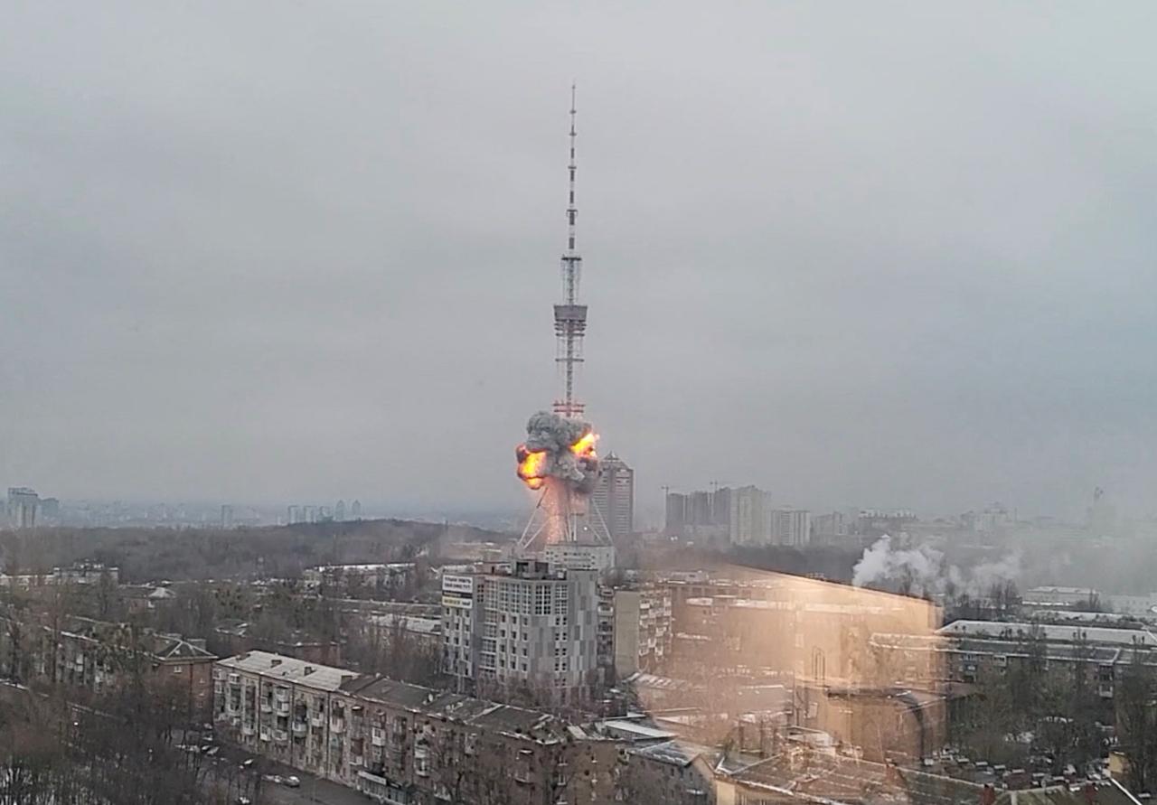 2022年3月1日、ウクライナのキエフで攻撃を受けたテレビ塔（ソーシャルメディアから取得した動画を静止画にしたもの）。
