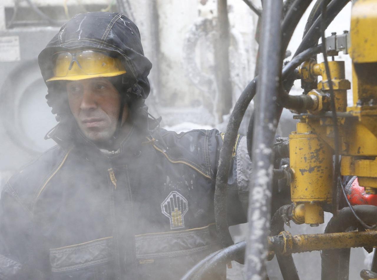 2015年3月26日、ロシアのシベリアの都市クラスノヤルスクの北にあるロスネフチ社の油田で働く従業員。