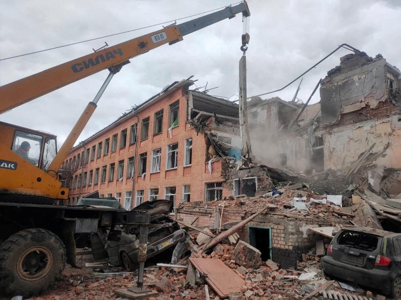砲撃によって破壊された校舎。ウクライナ北部のチェルニーヒウで。