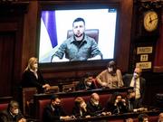 ウクライナのゼレンスキー大統領は2022年3月22日、ライブビデオを通じてイタリア議会で演説した。