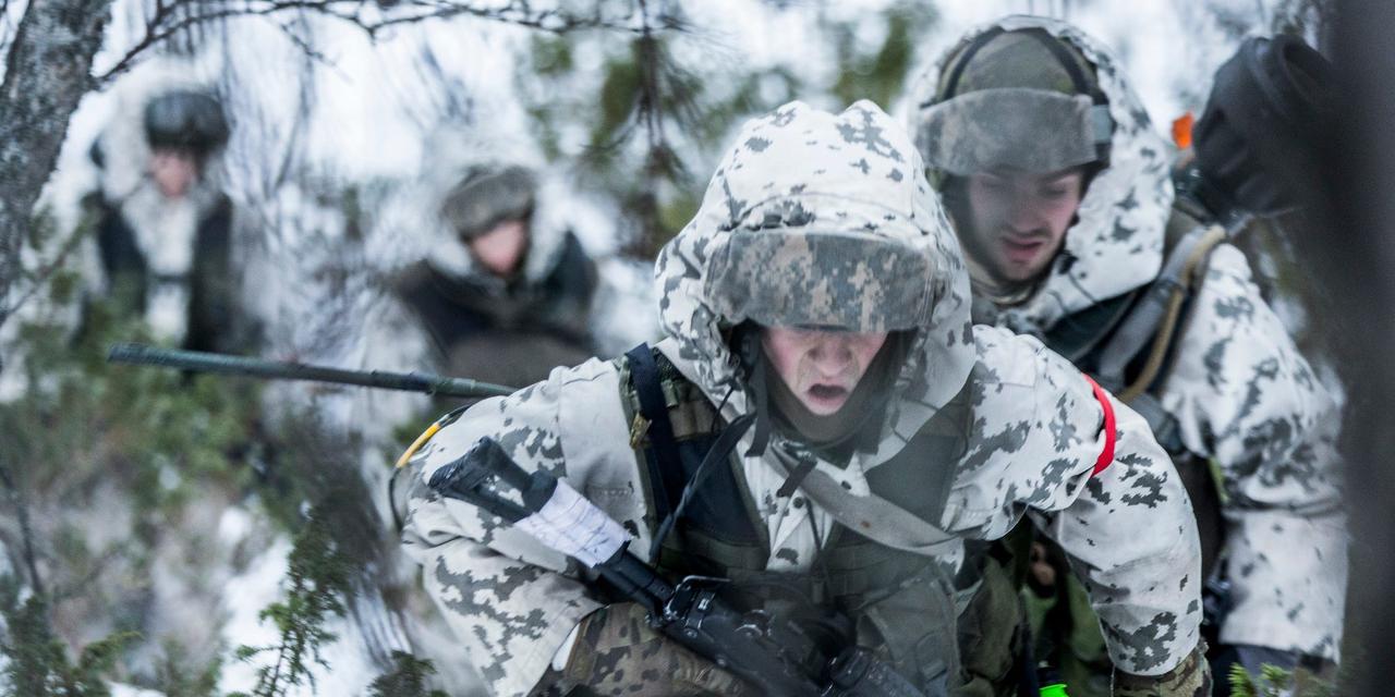 2018年11月、ノルウェーのトルガ近郊で行進中のフィンランド軍。