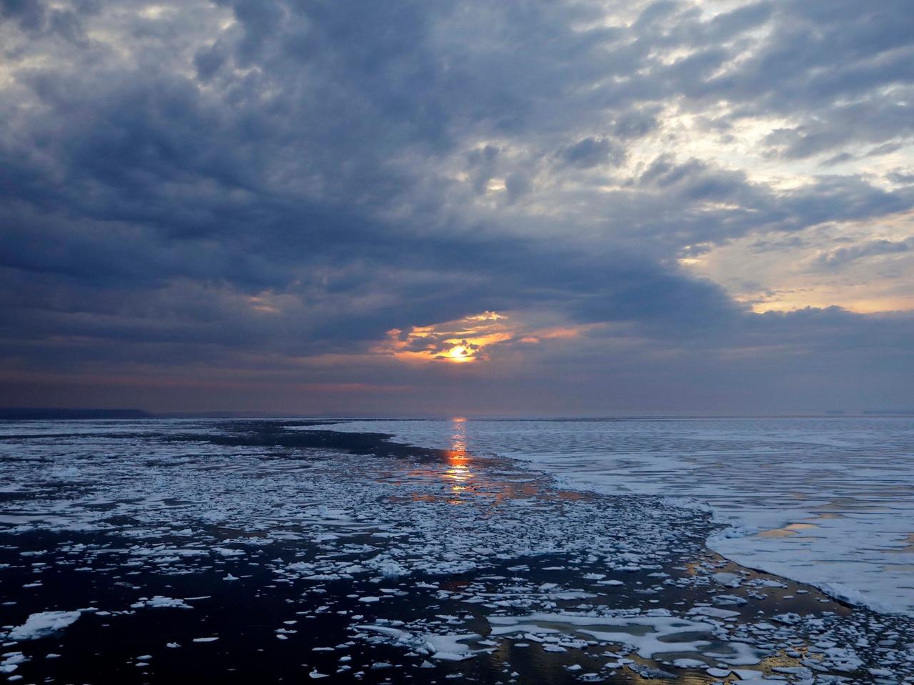 2017年7月23日、カナダ北極海諸島の北西航路沿いのピール海峡。溶けた海氷に沈む夕日。