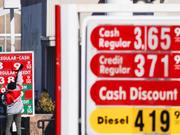 米ニュージャージー州のガソリンスタンドで価格表示を入れ替えるスタッフの姿。ウクライナ危機の世界経済への影響は第一にエネルギー市場から始まる。