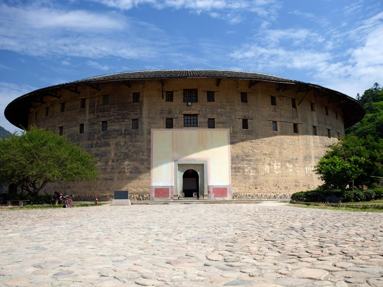 中国・福建省にある客家土楼の外観。