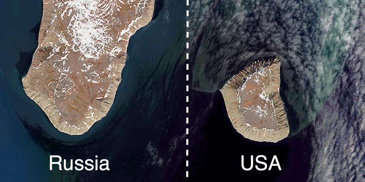 ロシアのビッグダイオミード島（左）とアラスカのリトルダイオミード島（右）。