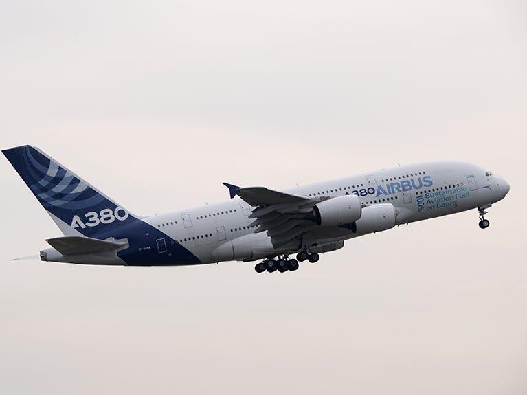 世界最大の旅客機エアバスA380、食用油から作った燃料で試験飛行 
