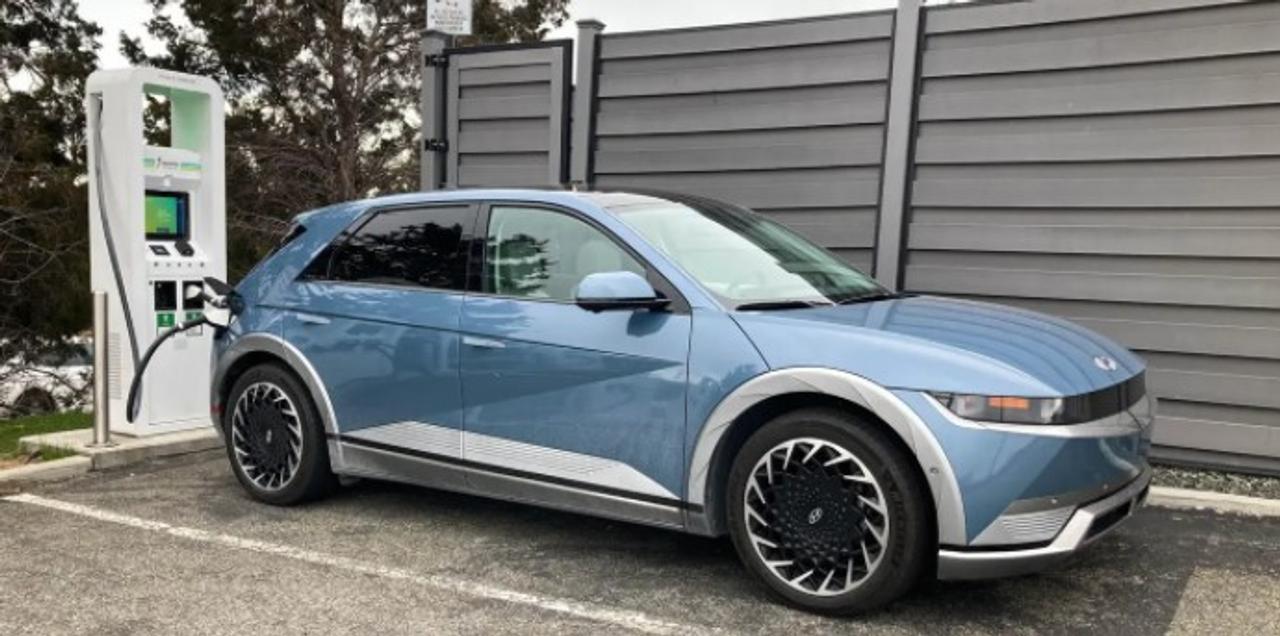 急速充電ステーションのエレクトリファイ・アメリカで充電するヒョンデの2022年型IONIQ 5。
