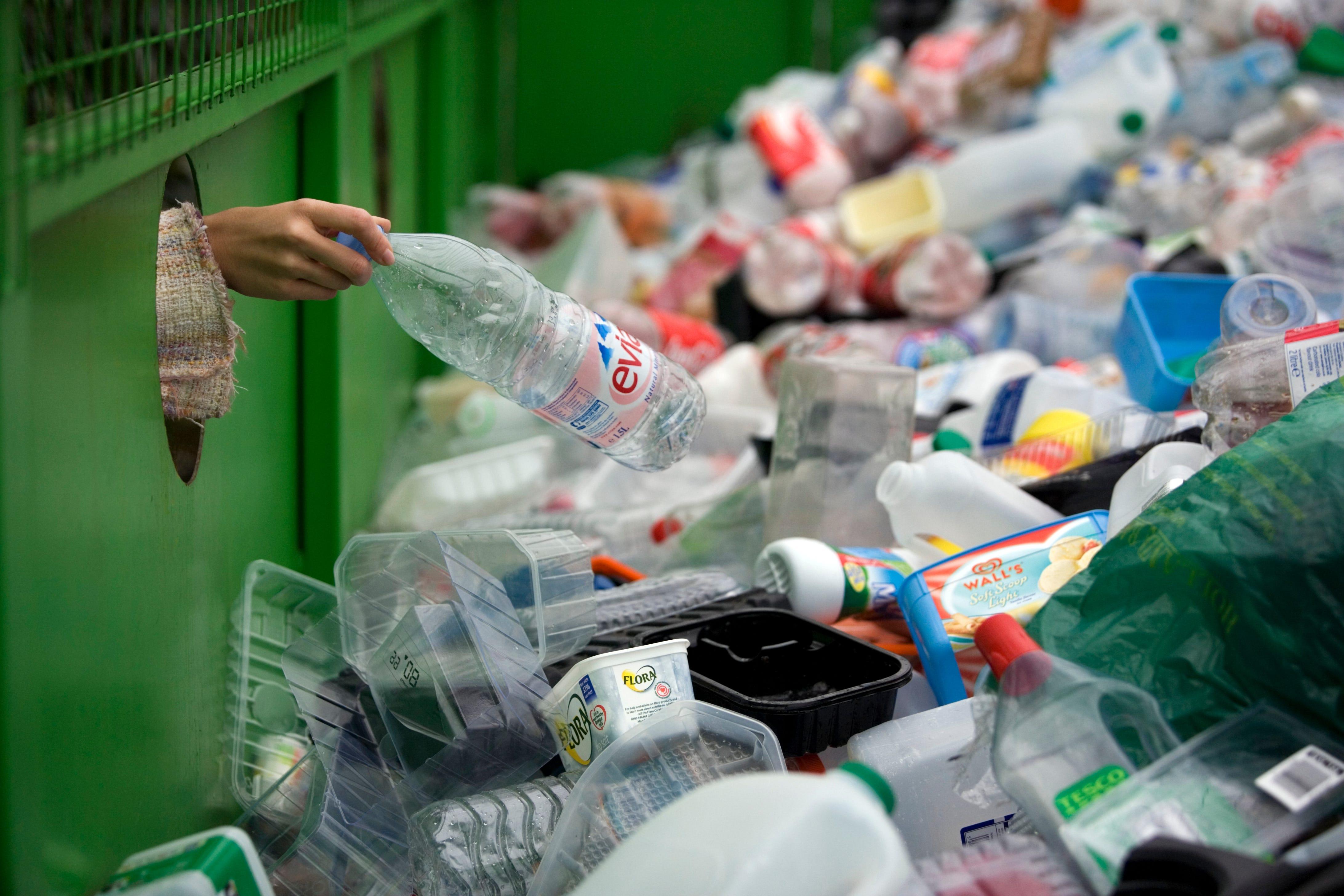 いくらリサイクルしても、プラスチックは人体に入ってくる…科学者は毒性の低い素材への置き換えを提言 | Business Insider Japan