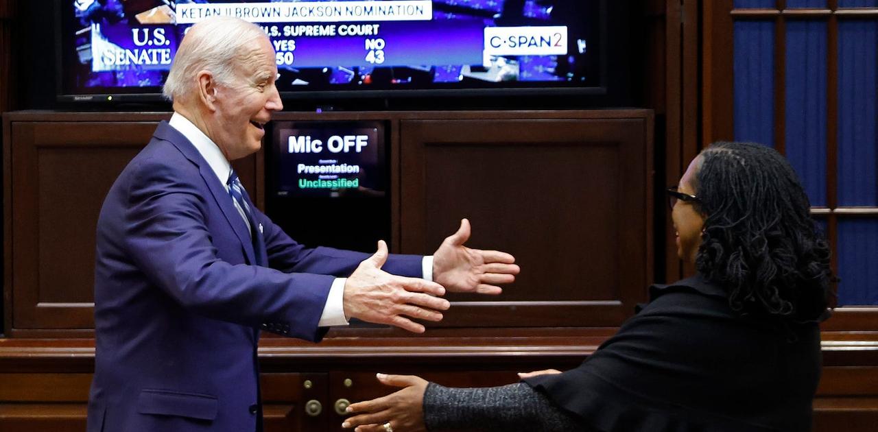 黒人女性初! 米上院がジャクソン氏の最高裁判事就任を承認... バイデン大統領とジャクソン氏は「歴史的瞬間」を祝った