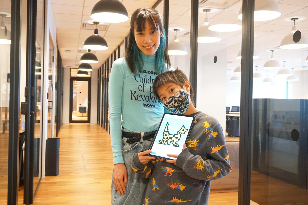 【NFT家族】母親のアートが13億円以上の取引総額になった理由。きっかけは9歳の長男だった | Business Insider Japan