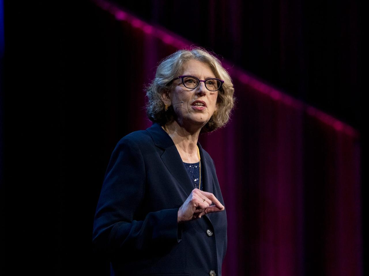 TED2022カンファレンスで週4日勤務制について語る経済学者ジュリエット・ショア。