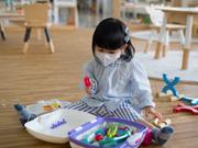 マスクしている子どもの写真