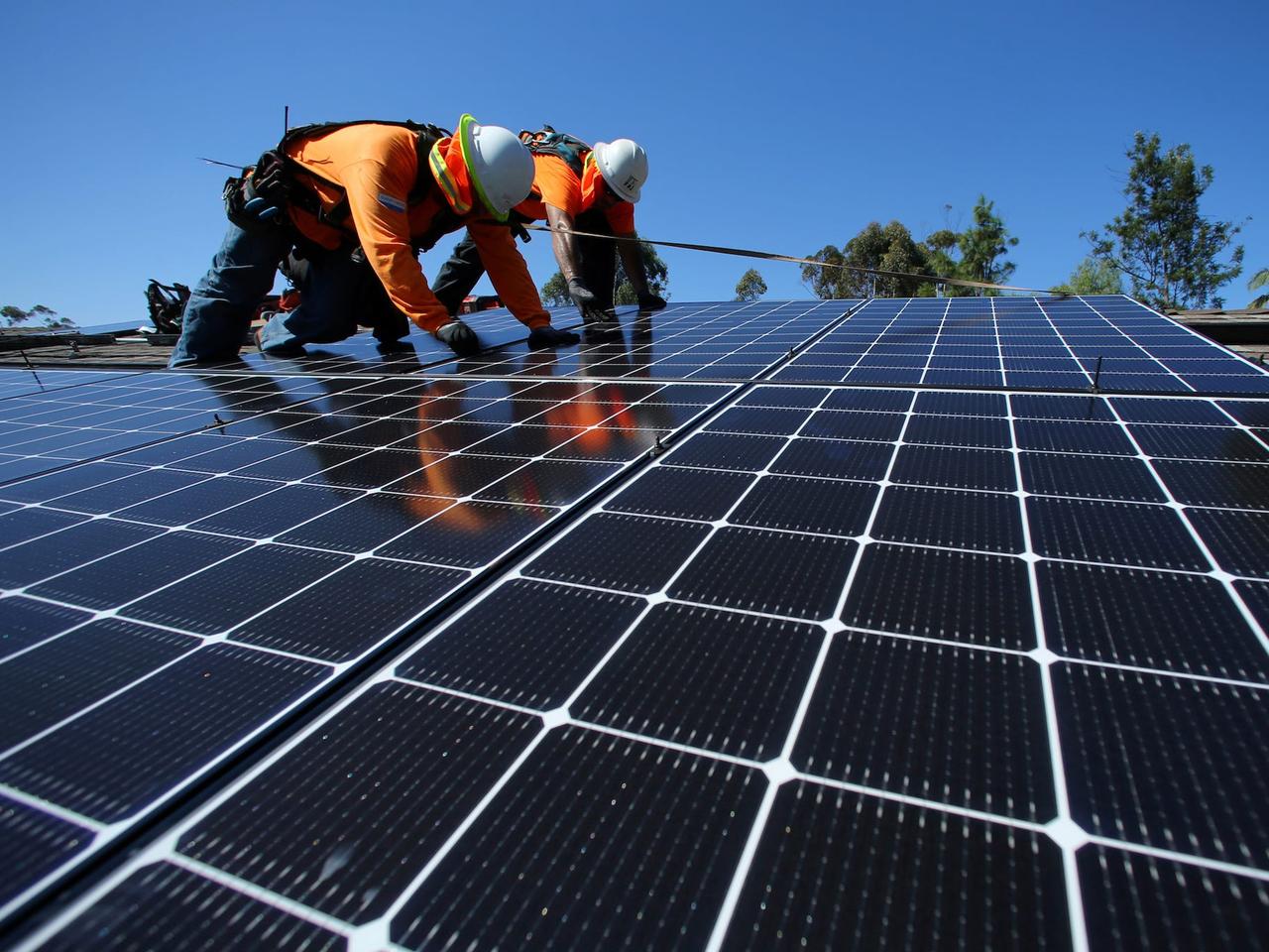太陽光発電設備の設置技師は、2020年から2030年にかけて52.1%の雇用増加が予測されている。