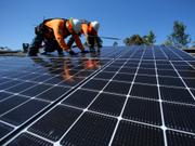太陽光発電設備の設置技師は、2020年から2030年にかけて52.1%の雇用増加が予測されている。