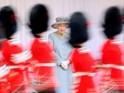 2021年、｢トゥルーピング・ザ・カラー（陸軍の連隊による式典）｣で、エリザベス女王の前をパレードする兵士たち。