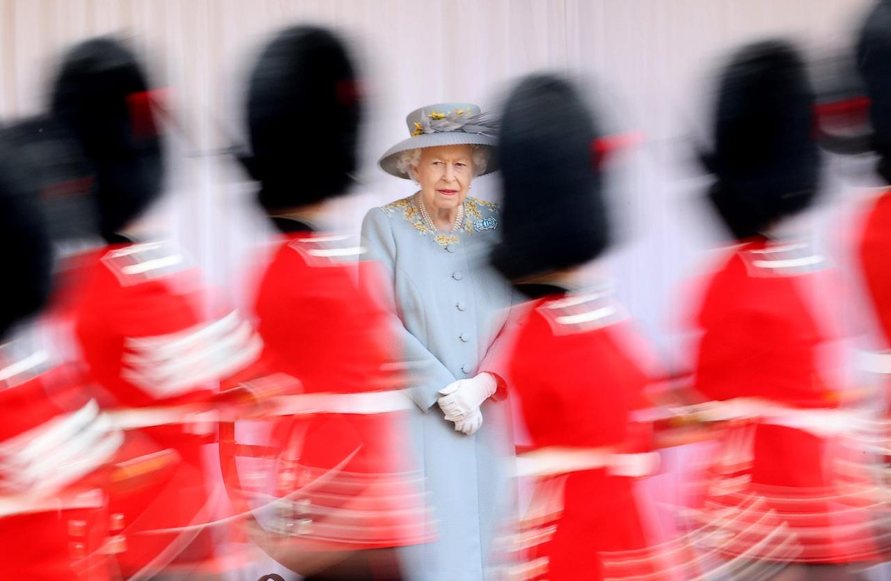 2021年、｢トゥルーピング・ザ・カラー（陸軍の連隊による式典）｣で、エリザベス女王の前をパレードする兵士たち。