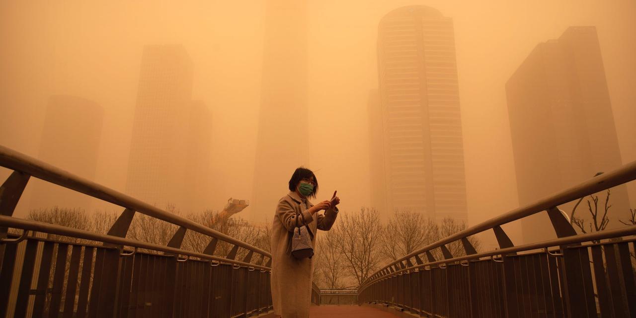 大気汚染でかすむ北京の空。
