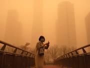大気汚染でかすむ北京の空。