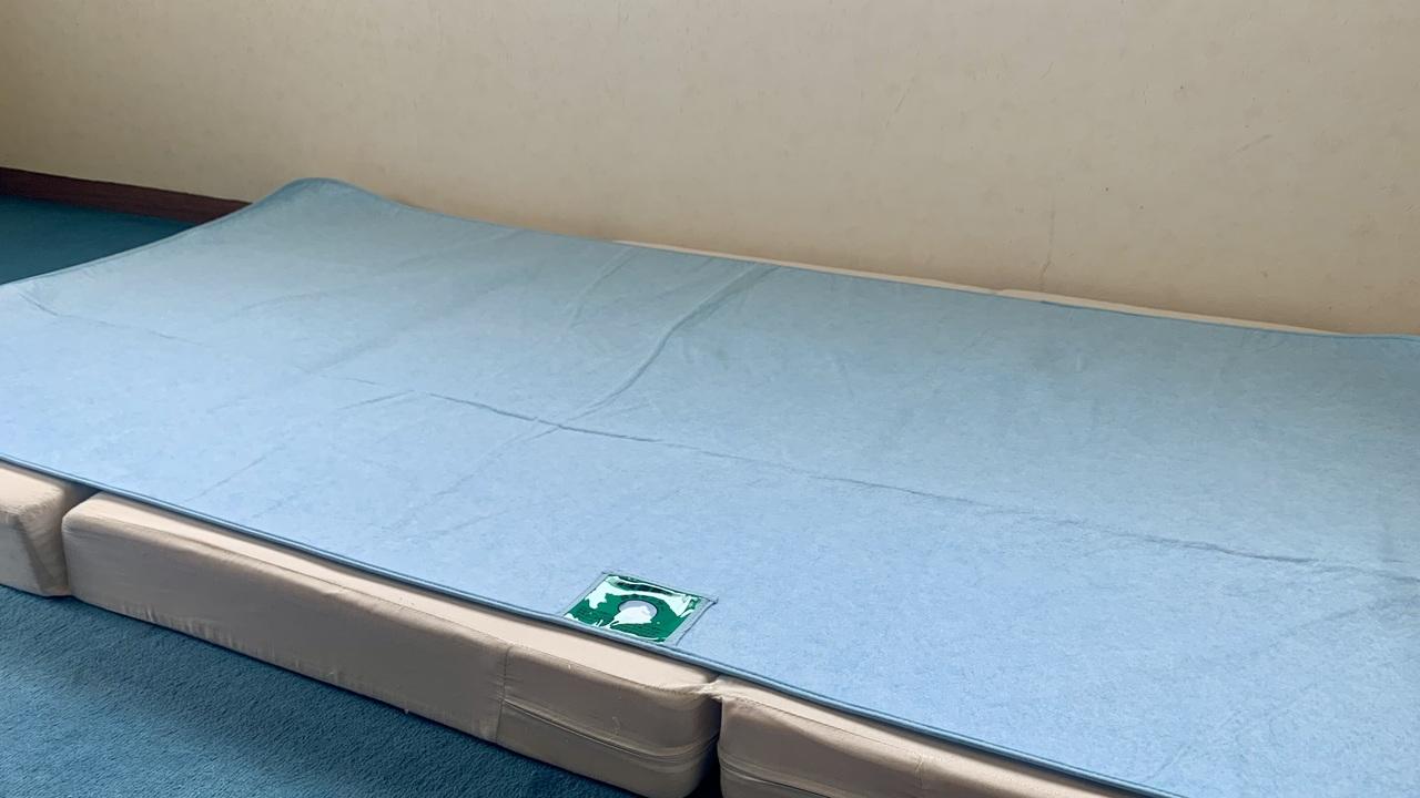 湿気をグングン吸収するベッドパッド下の「吸湿シート」で、梅雨がちょっと楽しみになった