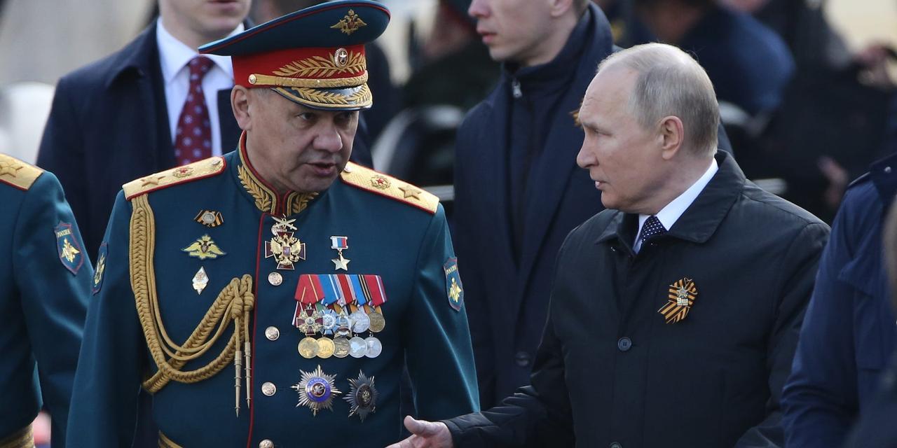 2022年5月9日、ロシア・モスクワの赤の広場で行われた戦勝記念日パレードに出席したロシアのウラジーミル・プーチン大統領とセルゲイ・ショイグ国防相。