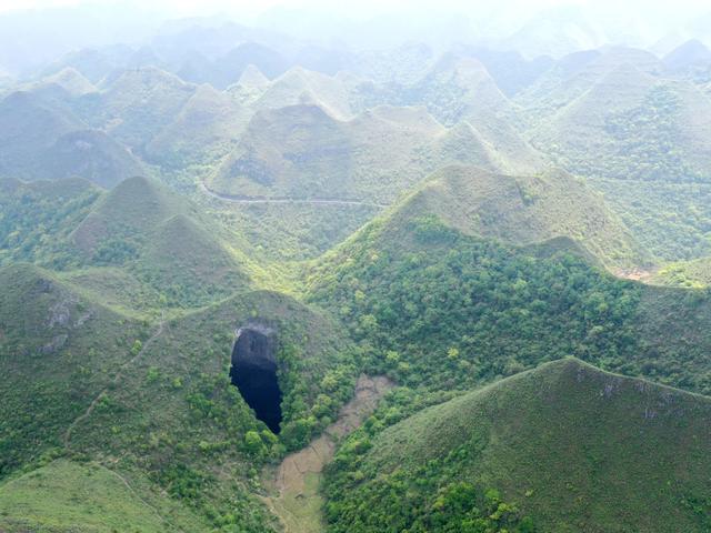 中国南部で巨大な陥没穴 天坑 を新たに発見 穴の底には原始林が Business Insider Japan