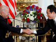 握手を交わす岸田首相とバイデン米大統領。