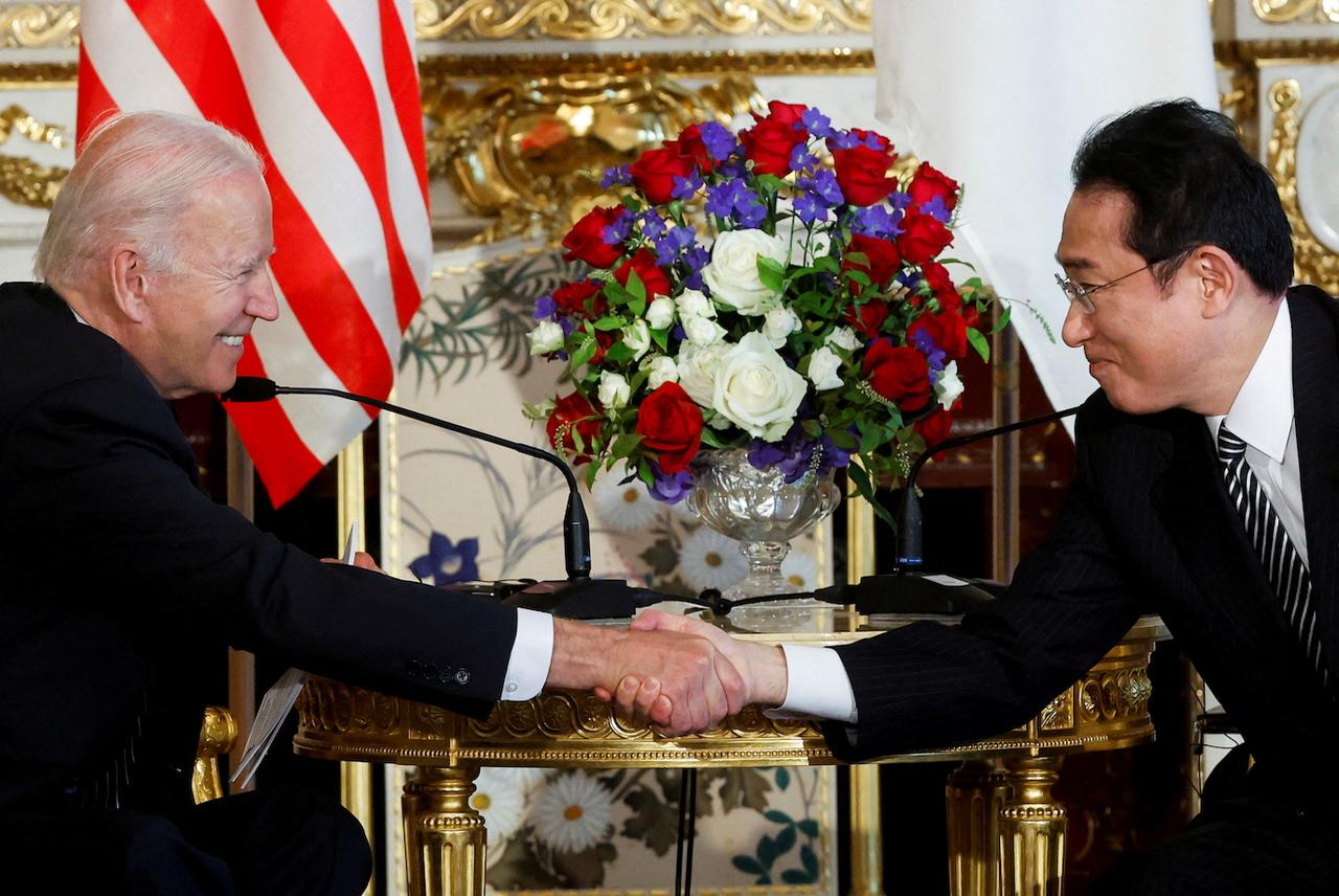 握手を交わす岸田首相とバイデン米大統領（2022年5月23日、東京・迎賓館）。