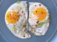 有名シェフのゴードン・ラムゼイ氏が教える、シンプルで完璧な「目玉焼き」のレシピを試してみた