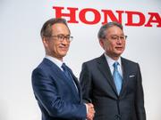 本田技研工業の三部敏宏社長とソニーグループ・吉田憲一郎 会長兼社長 CEOが握手を交わしている写真