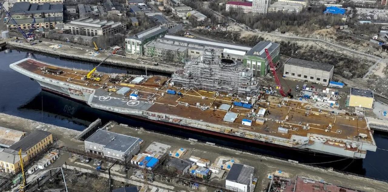 ムルマンスクの造船所で整備されるロシア海軍の空母｢アドミラル・クズネツォフ｣。2022年5月20日撮影。