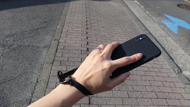 もうスマホを落とさない 好きなスマホケースに装着できるmoftの スマホストラップ Business Insider Japan