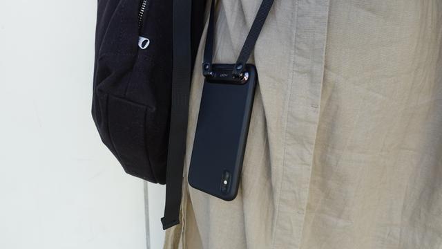 もうスマホを落とさない 好きなスマホケースに装着できるmoftの スマホストラップ Business Insider Japan