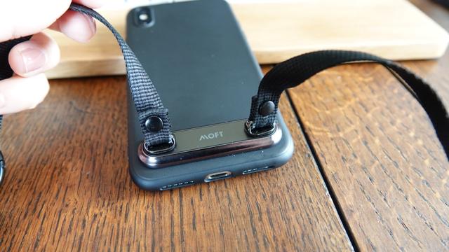 もうスマホを落とさない 好きなスマホケースに装着できるmoftの スマホストラップ Business Insider Japan
