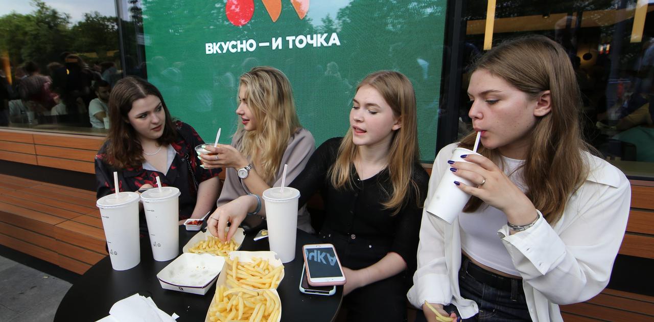 「一度も目にしたことがない水準」ロシアの"元マクドナルド"、営業開始初日に12万個のハンバーガーを売る