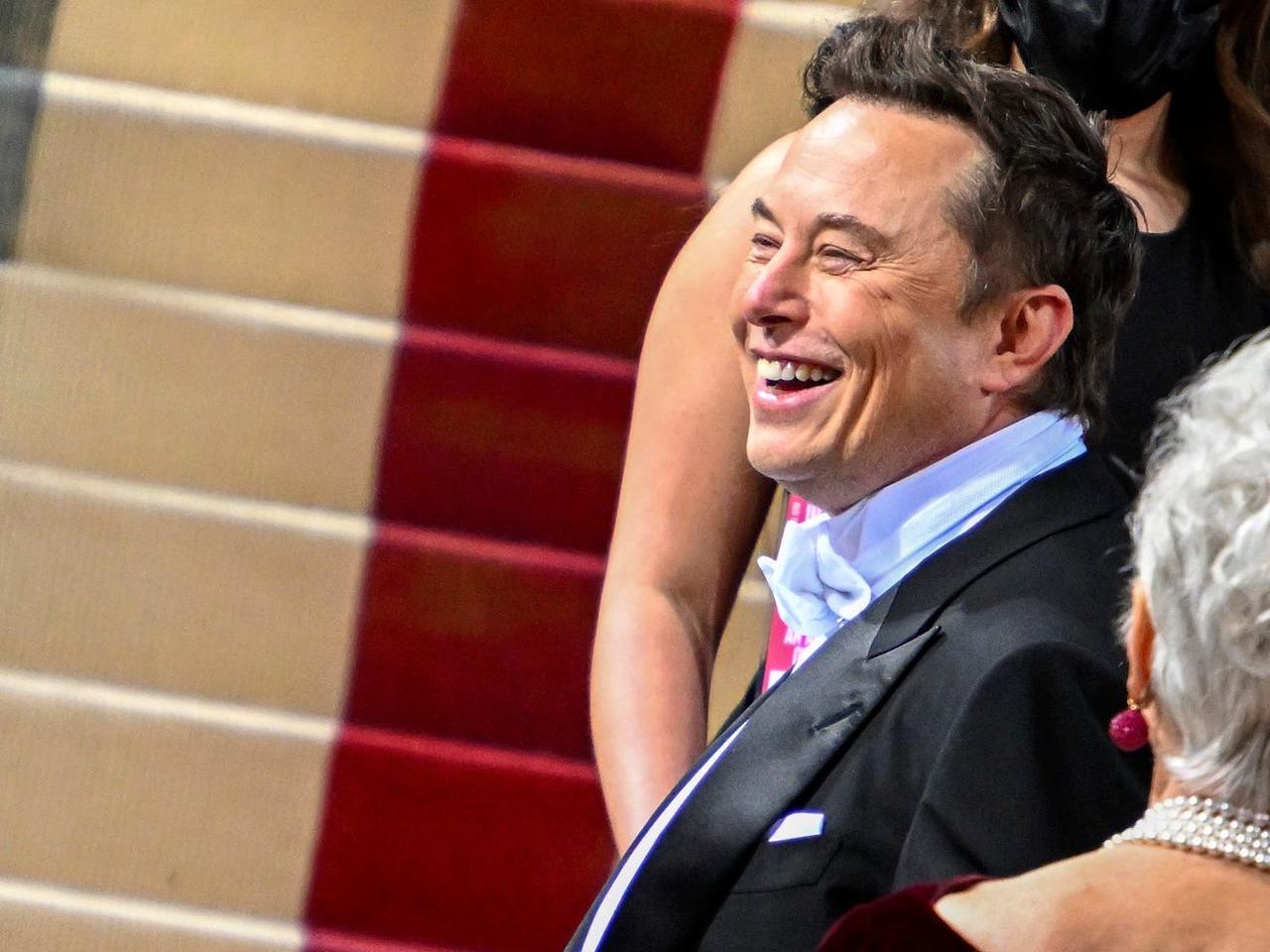 イーロン・マスクが設立したスタートアップX.comと、ピーター・ティールが設立したコンフィニティが合併して、ペイパルが誕生した。
