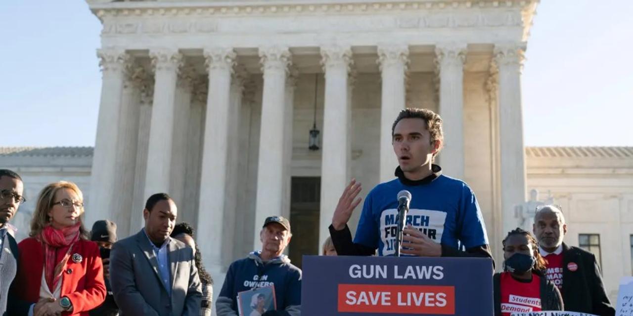 2021年11月3日、アメリカ連邦最高裁判所前で行われた集会に参加した銃規制活動家のデービッド・ホッグ。