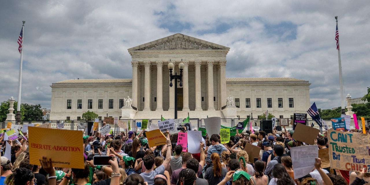 2022年6月24日、ワシントンDCの連邦最高裁判所前で、｢ロー対ウェイド｣判決を覆した｢ドブス対ジャクソン女性保健機構｣判決に抗議する人々。