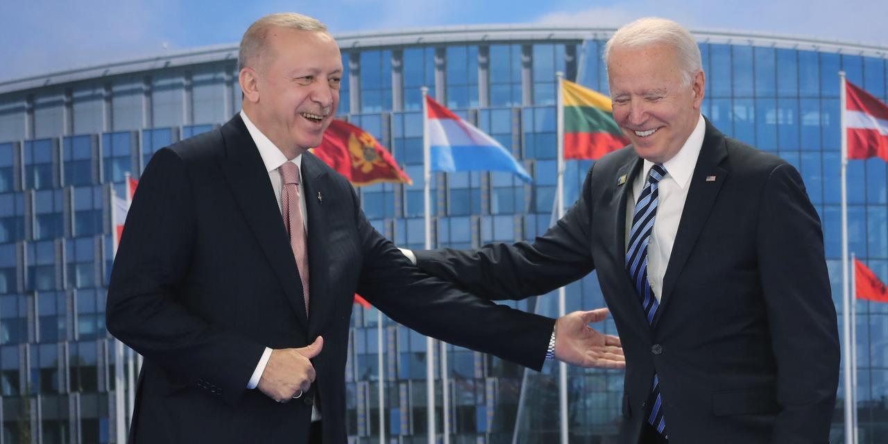 トルコのエルドアン大統領（左）とアメリカのバイデン大統領。