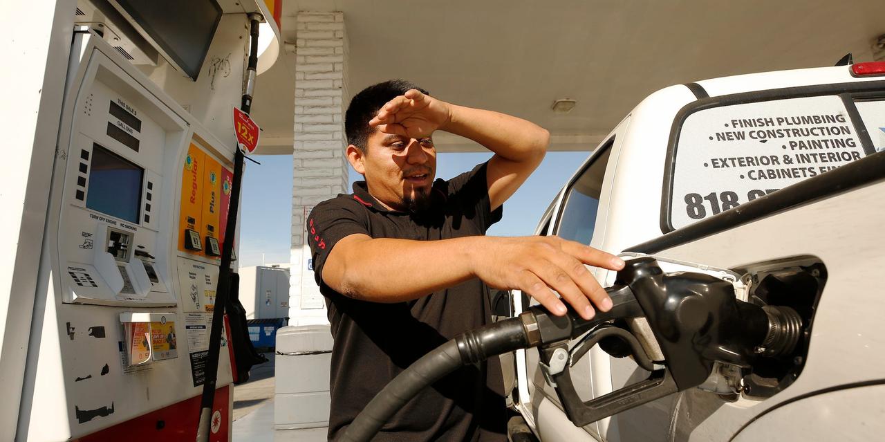 アレックス・レイエスさん（28歳）は、ロサンゼルスののガソリンスタンドでトラックにガソリンを入れようとしたが、看板の金額が軒並み6ドル以上であることに気付いて、入れるのを止めた。