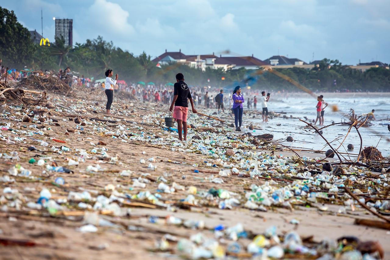 インドネシア、バリのビーチ。ゴミが散乱している。
