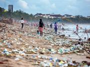 インドネシア、バリのビーチ。ゴミが散乱している。