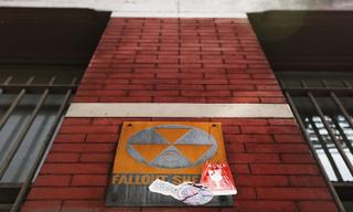 ニューヨークの建物に残る放射性降下物シェルターの標識。