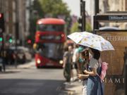 2022年7月18日、イギリスのロンドンで暑さから身を守る人々。