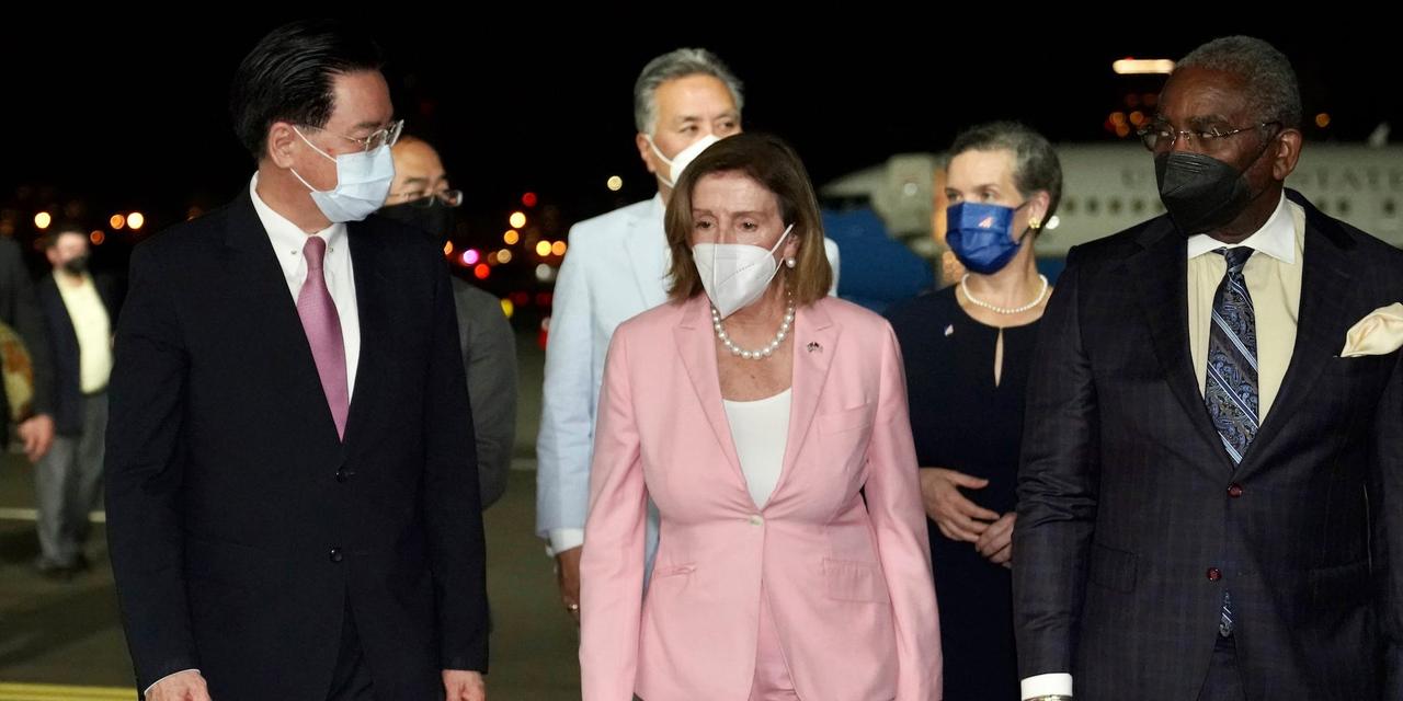 アメリカのナンシー・ペロシ下院議長は2022年8月2日、台湾の台北に到着し、台湾のジョセフ・ウー外交部長（左）の出迎えを受けた。