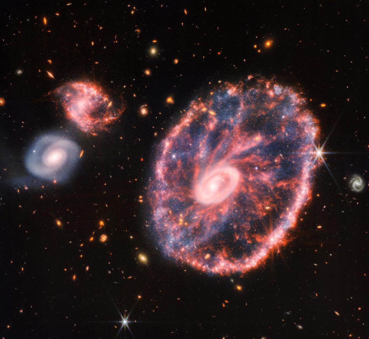 ジェームズ・ウェッブ宇宙望遠鏡が捉えた、地球から約5億光年の距離にある｢車輪銀河｣。