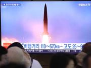 韓国ソウル駅で、北朝鮮のミサイル発射に関するTV放送を見る人々。